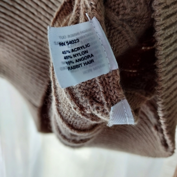 Tan Gap Sweater size Large - Picture 5 of 5